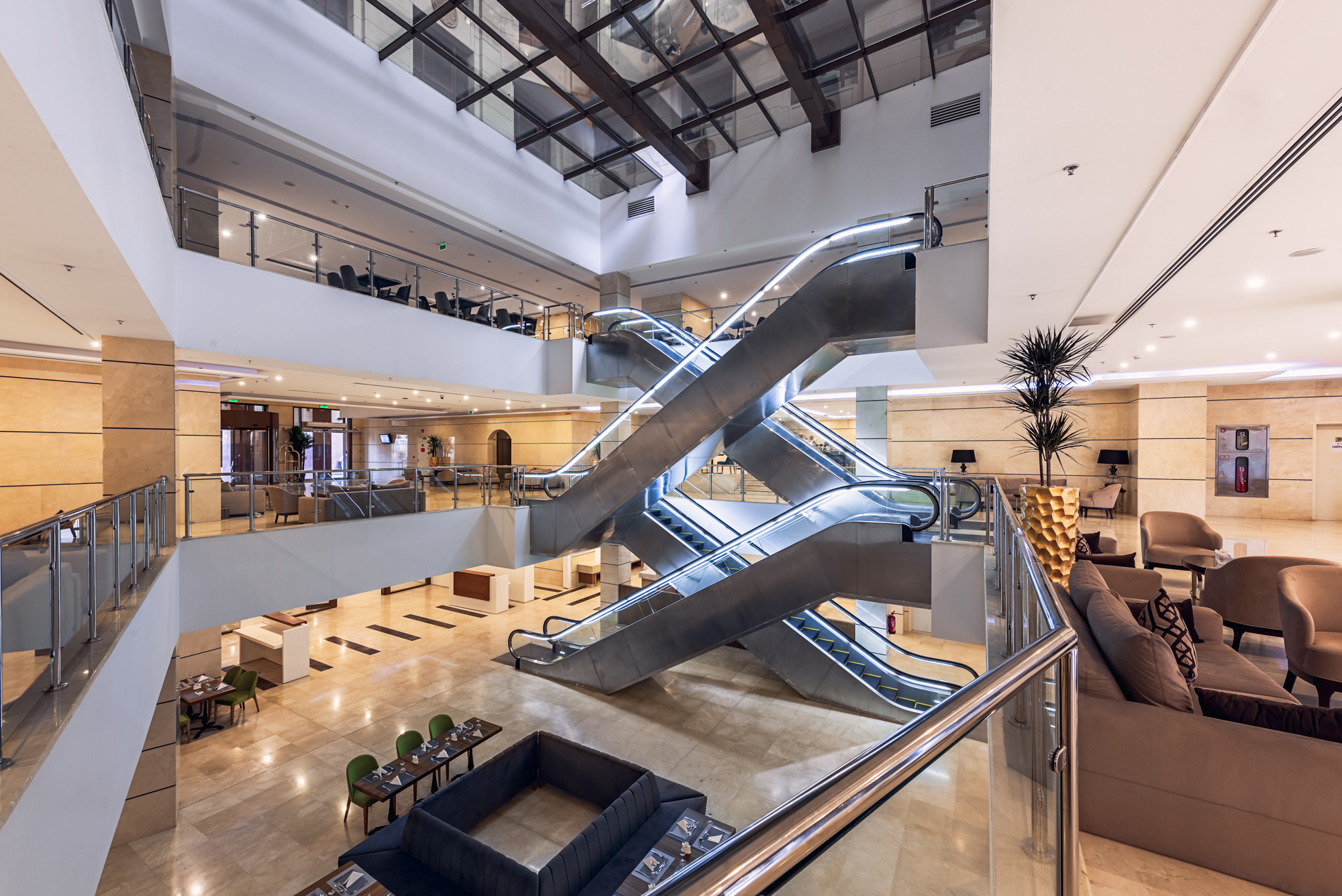 Rua International — Lobi