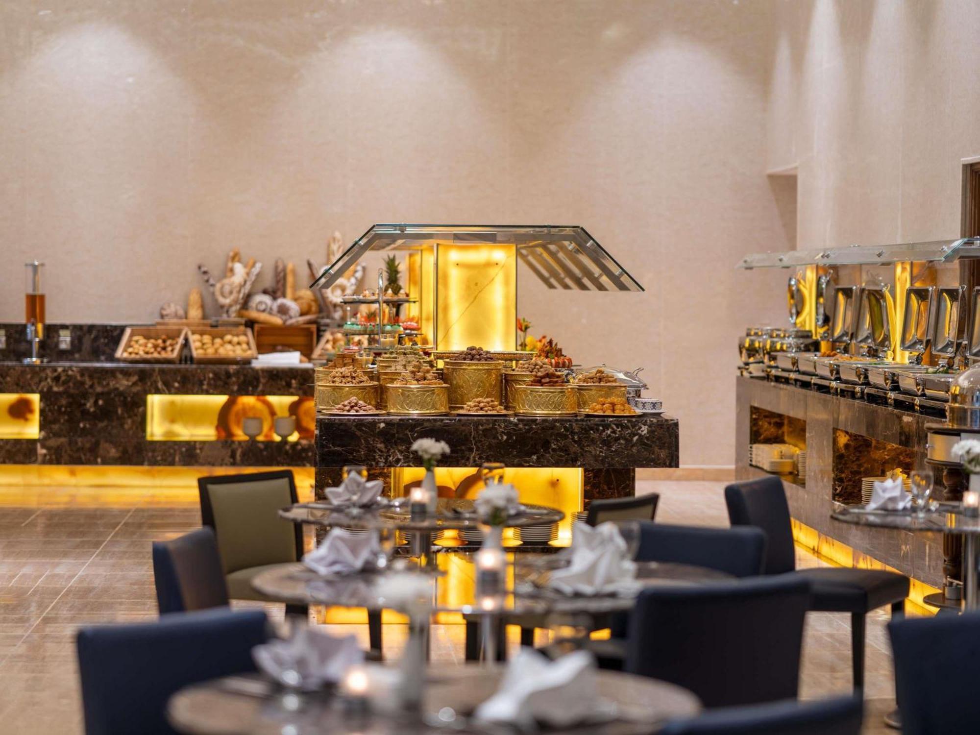 Pullman Zam Zam — Tempat Makan